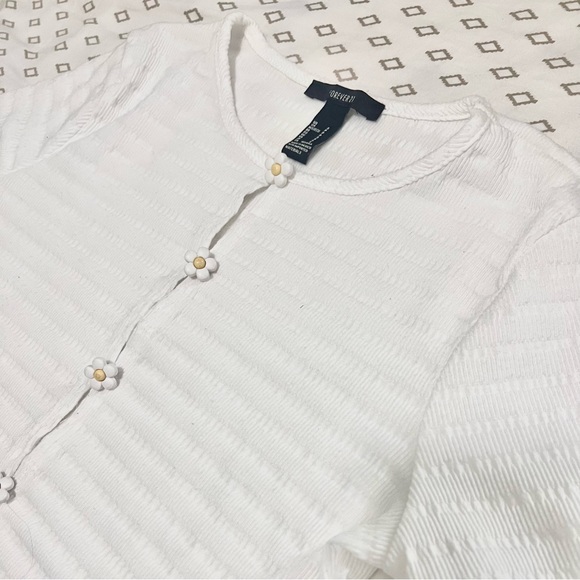 Short white shirt - Picture 3 of 3